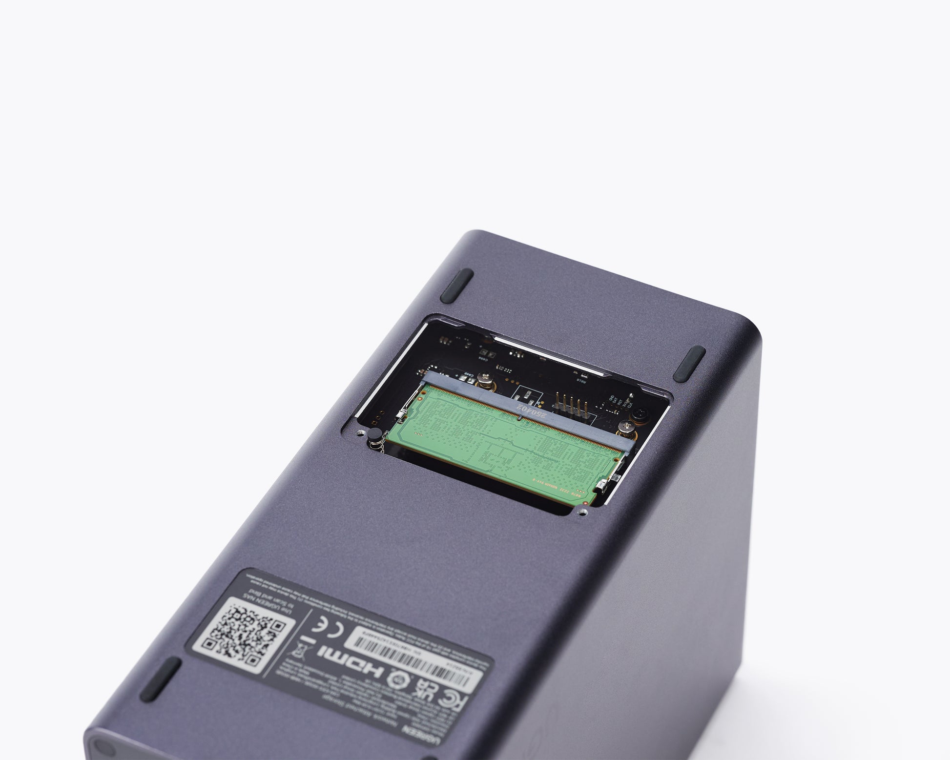 UGREEN 2ベイ NASの底面クローズアップ画像。DDR5 RAMスロットを表示し、最大16GBの拡張に対応しています。